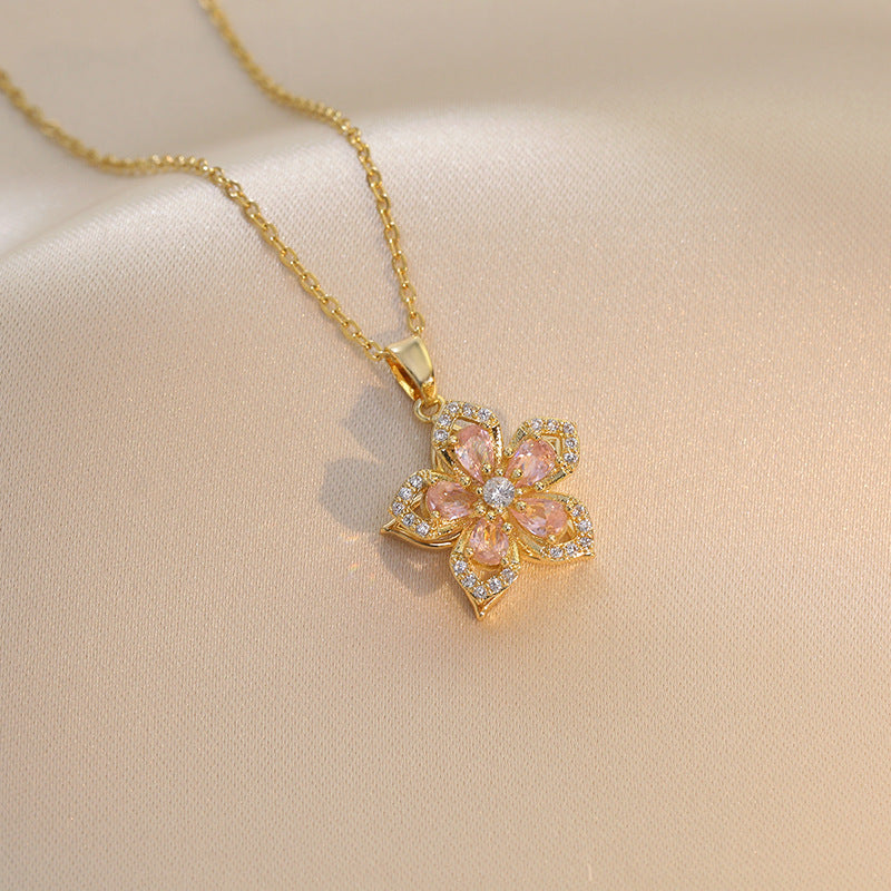 Five-petal Flower 360 � Rotating Pendant Necklace Light Luxury Niche Design Sense