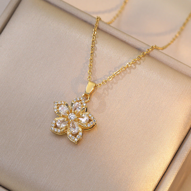 Five-petal Flower 360 � Rotating Pendant Necklace Light Luxury Niche Design Sense